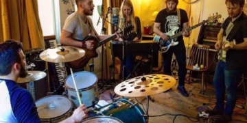 Premiere: False Friends – All My Friends